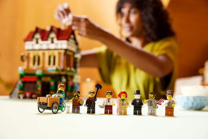 Actual product image LEGO Tudor-style corner house (10350, LEGO Icons, LEGO Rare Sets)