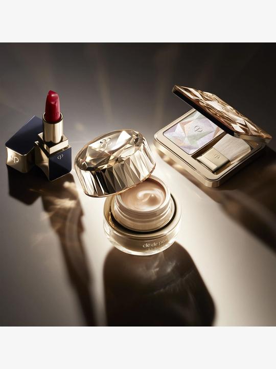 Actual product image Clé De Peau The Foundation O20 (O20 - Light Medium Ocher)