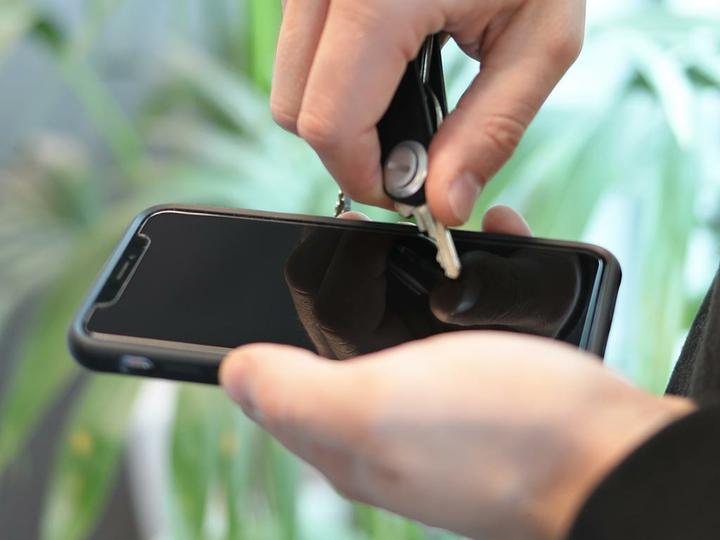 Immagine prodotto Quad Lock Protezione dello schermo - iPhone 15 / 15 Pro (1 Pezzo/i, Apple iPhone 15 Pro, Apple iPhone 15)