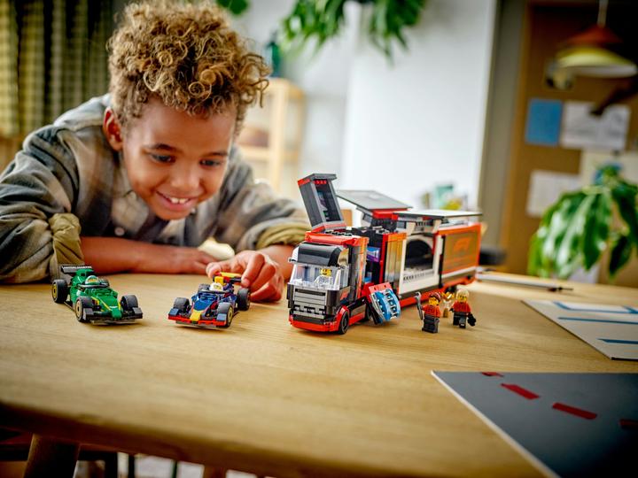 Produktbild LEGO F1 Transporter mit RB20 & AMR24 F1 Rennautos (60445, LEGO City)