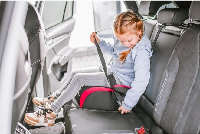 Produktbild BabyGo - Sitzerhöhung BOOSTER i-Size - schwarz/rot (Kindersitzerhöhung, ECE R129/i-Size Norm)