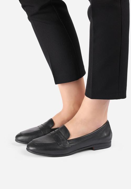 Actual product image Inuovo This classic slip-on shoe from convinces with its simple elegance in a penny loafer look. (39)