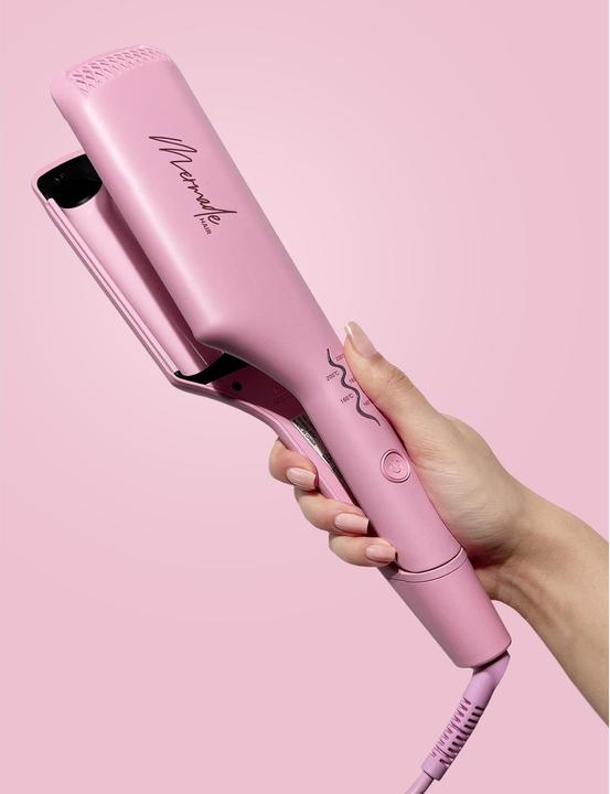 Actual product image Mermade The new Double Waver by Hair embodies the philosophy "less is more". With its inn