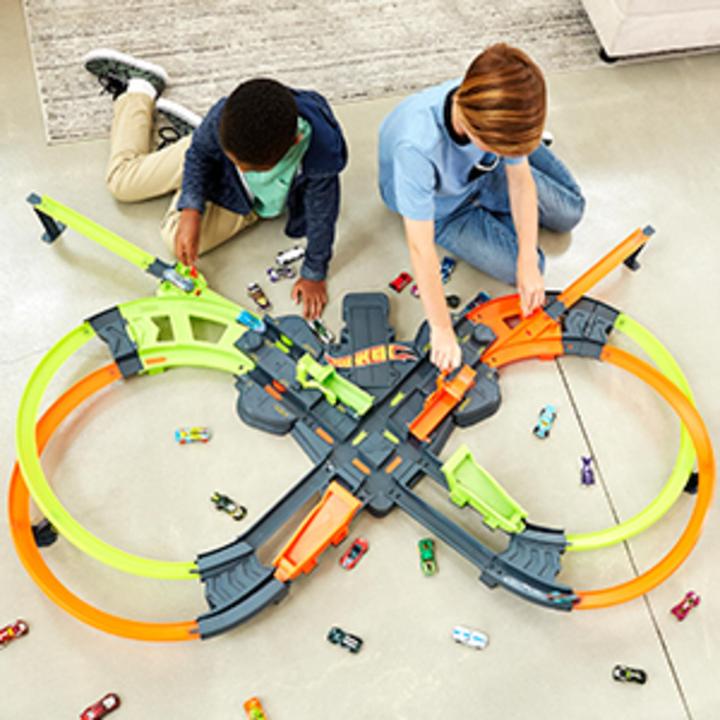 Actual product image Hot Wheels super-mega crash