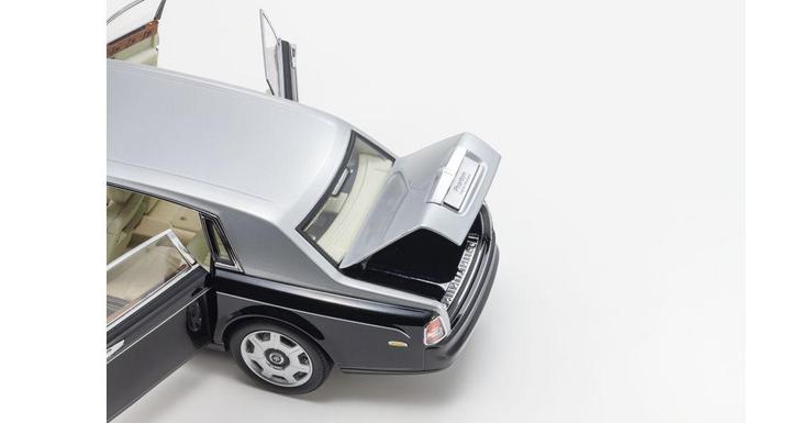 Actual product image Kyosho Rolls-Royce Phamtom EWB Schwarz / Silber, 1:18