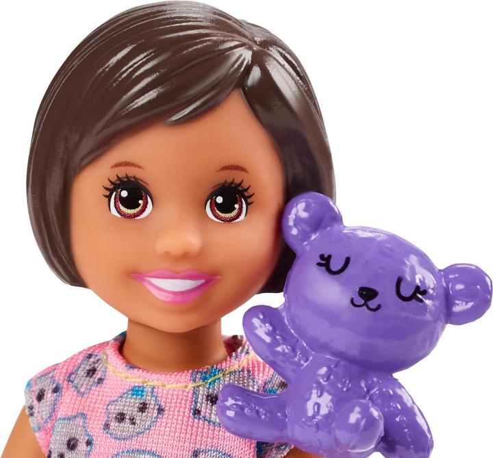 Immagine prodotto Barbie Skipper Babysitters Inc. Set per giocare a letto con bambola per bambini, tenda e sacco a pelo