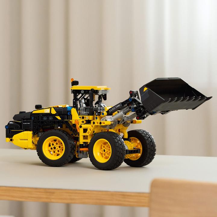 Actual product image LEGO Volvo L120 Electric wheel loader (42209, LEGO Technic)