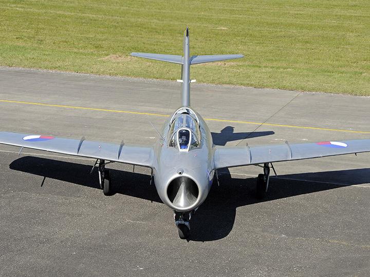 Immagine prodotto Smartbox Pilota di 1 giorno nella Repubblica Ceca: volo di 20 minuti in un aereo da caccia MIG-15 (1 pers.)