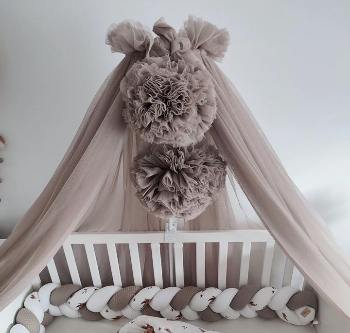 Produktbild Baby-Nest Betthimmel Tüll Taupe mit 2 Pompons