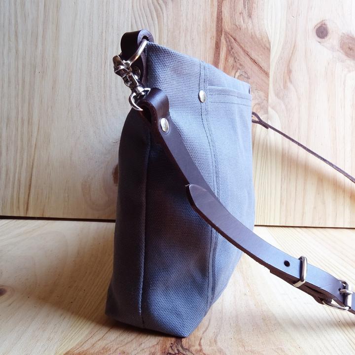 Image du produit Only-Bags.Store Petit sac à bandoulière en toile cirée, lanière en cuir, porte-monnaie à fermeture éclair