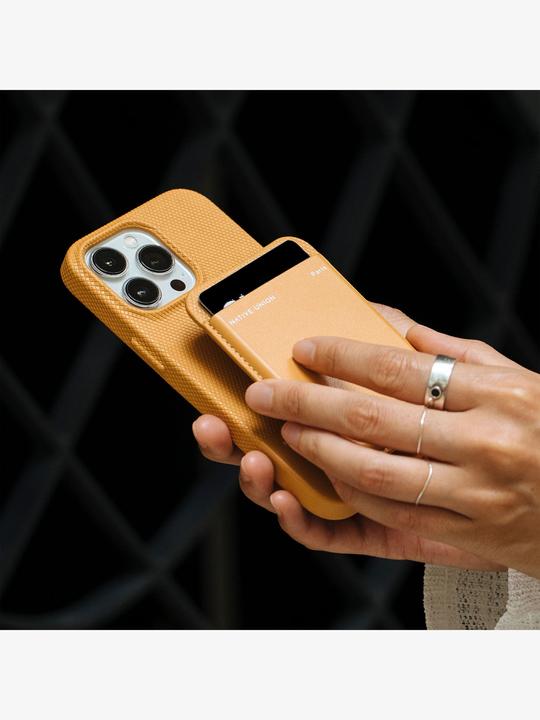 Image du produit Native Union jaune dorée (Apple iPhone 15, Apple iPhone 15 Plus, Apple iPhone 15 Pro Max, Apple iPhone 15 Pro)