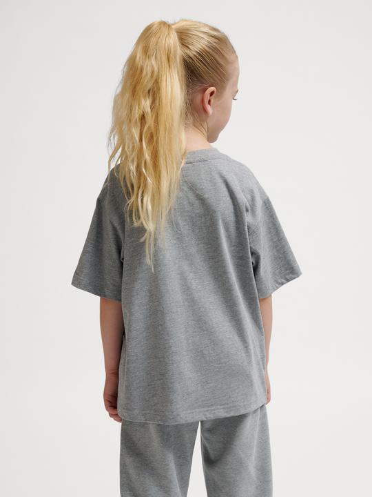 Actual product image hummel hmlJR LOOSE T-SHIRT S/S BEE (104)