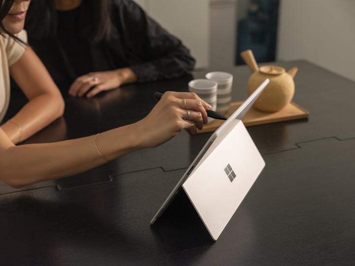 Produktbild Microsoft Surface Pro X (13", Microsoft SQ1, 8 GB, 256 GB)