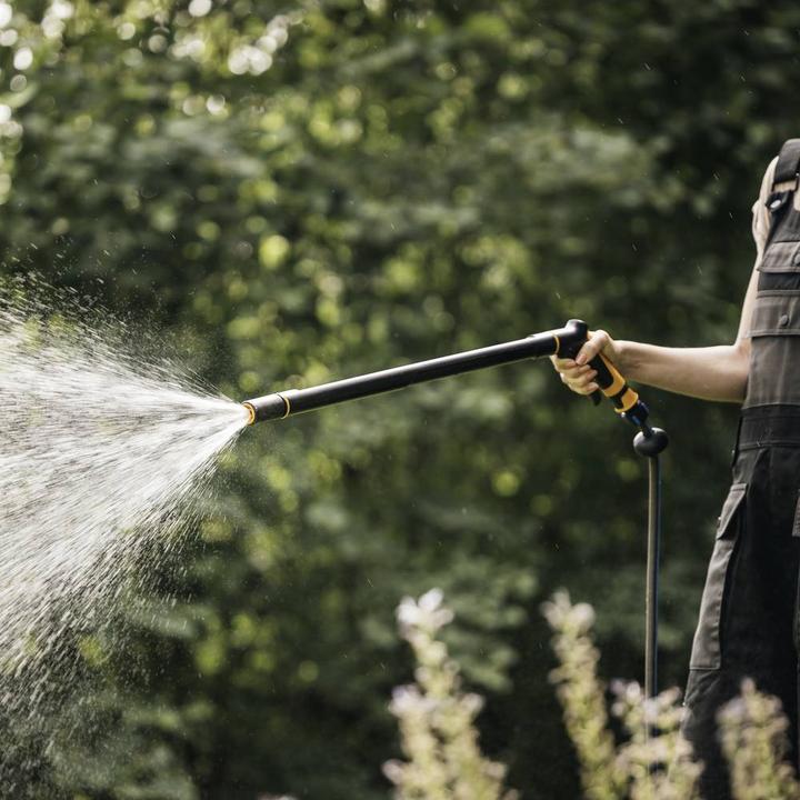 Actual product image Fiskars Watering wand with 2 functions, Swivel SoftGrip nozzle head, Flow control with front regulator