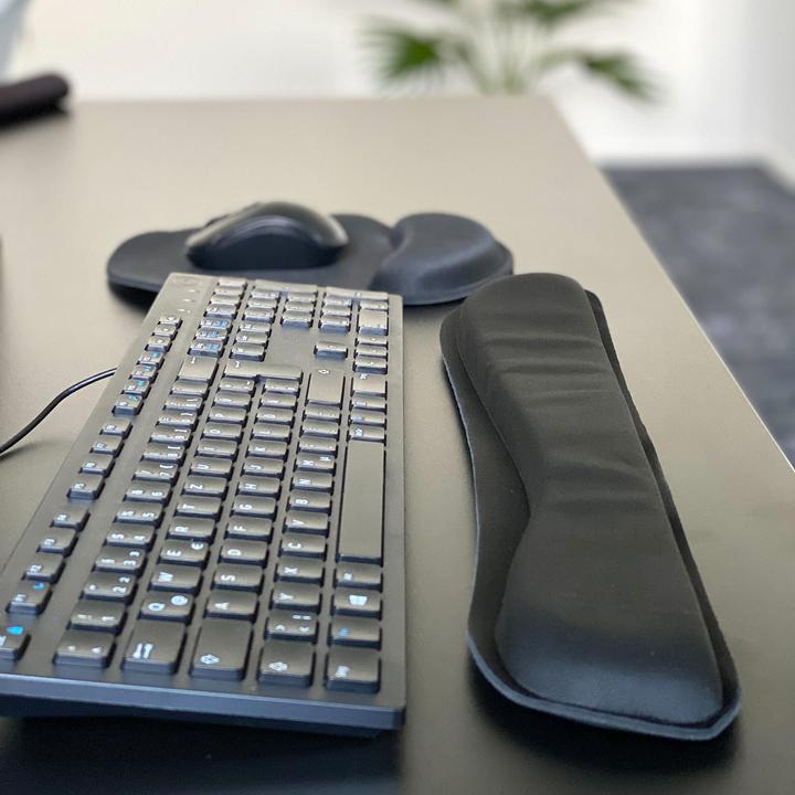 Immagine prodotto Cadorabo Set di 2 pezzi di tappetino per mouse ergonomico e poggiapolsi per tastiera con supporto per il