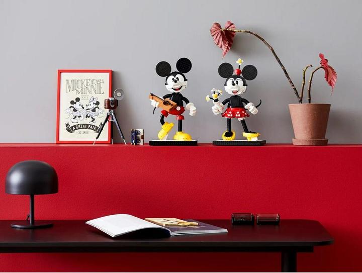 Actual product image LEGO Mickey Mouse and Minnie Mouse (43179, LEGO Disney, LEGO Rare Sets)