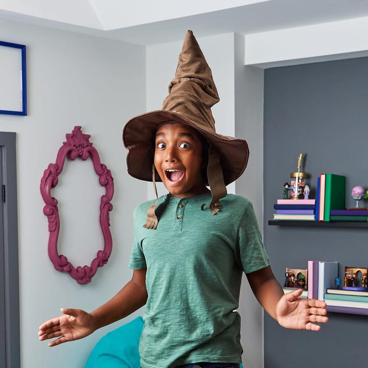 Immagine prodotto Spin Master Wizarding World Harry Potter, Cappello Parlante con 15 frasi per gioco creativo di Harry Potter, gio