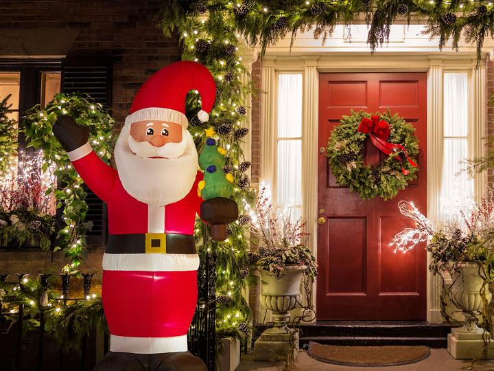 Produktbild Beliani Aufblasbarer Weihnachtsmann mit LED-Beleuchtung rot 225 cm IVALO