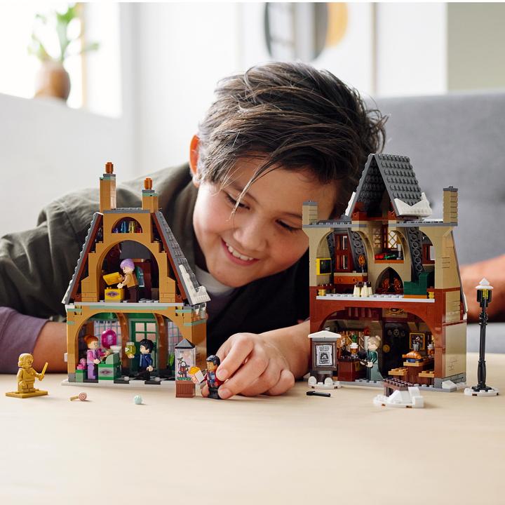 Actual product image LEGO Visit to Hogsmeade (76388, LEGO Harry Potter)