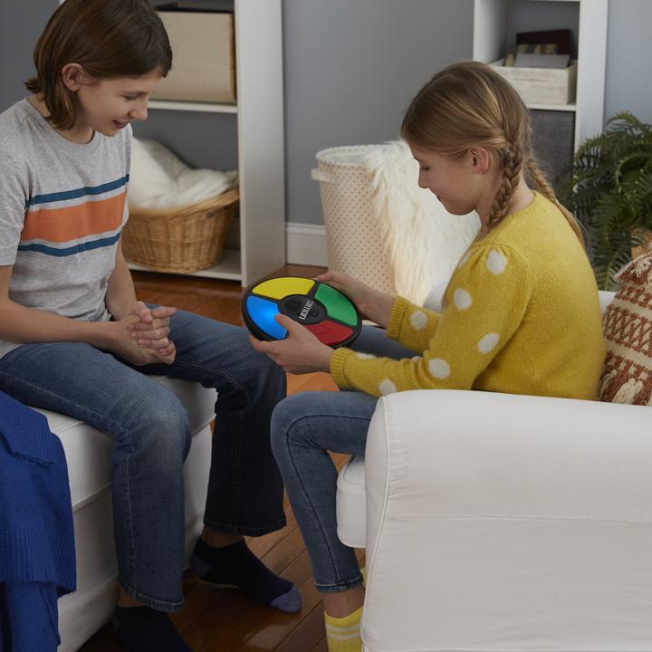 Actual product image Hasbro Gaming Family game Simon (English)