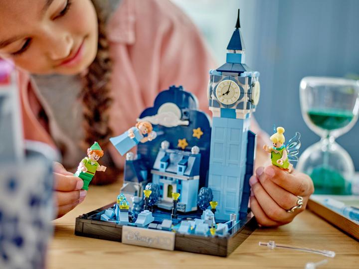 Actual product image LEGO Disney Peter Pan's & Wendy's Flight Over London (43232, LEGO Disney)