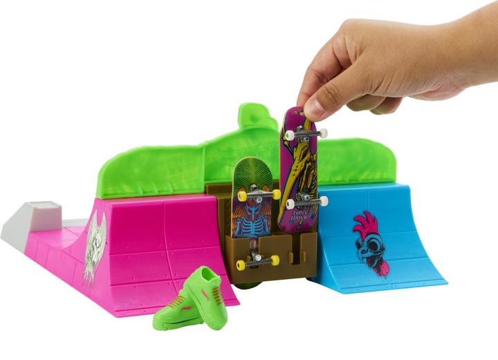 Produktbild Hot Wheels Skate Tony Hawk HQ Skatepark mit 2 exklusiven Fingerboards und 2 Paar Skateschuhen