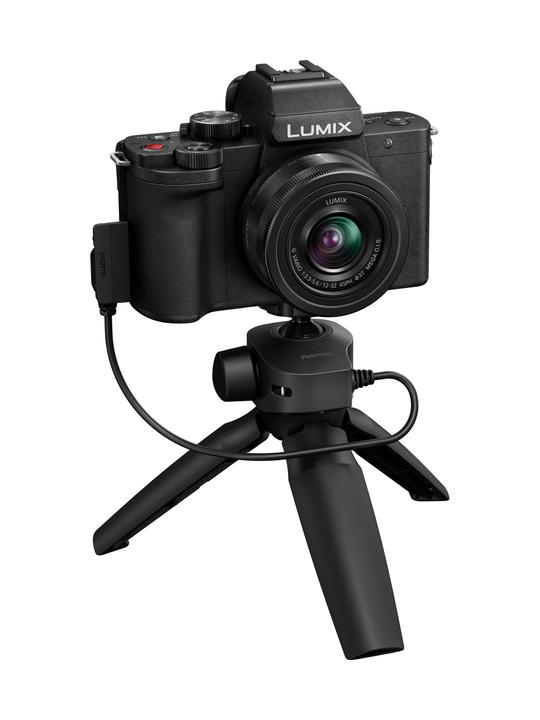 Produktbild Panasonic Lumix DC-G100D + AF 12-32mm f/3,5-5,6 asph. + Stativ Griff DMW-SHGR2 (12 - 32 mm, 20.30 Mpx, Micro Four Thirds)