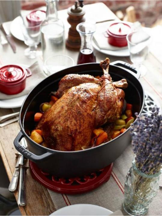 Actual product image Staub Roaster oval cherry red (23 cm, Casserole + Stewpot, Cast iron, Enamel)