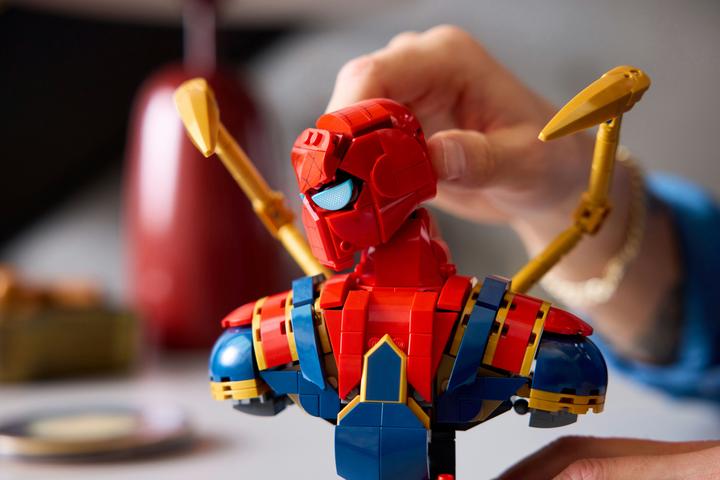 Actual product image LEGO Iron Spider-Man bust (76326, LEGO Marvel)