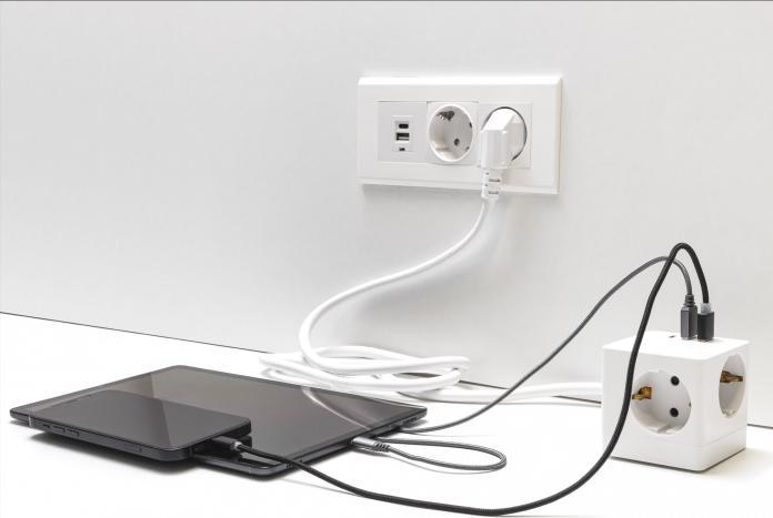 Produktbild Delock Steckdosenwürfel mit Verlängerungskabel 3-fach mit Kindersicherung und USB Ladegerät 1,5m Kab (3 x, CEE 7/3, 1.50 m)