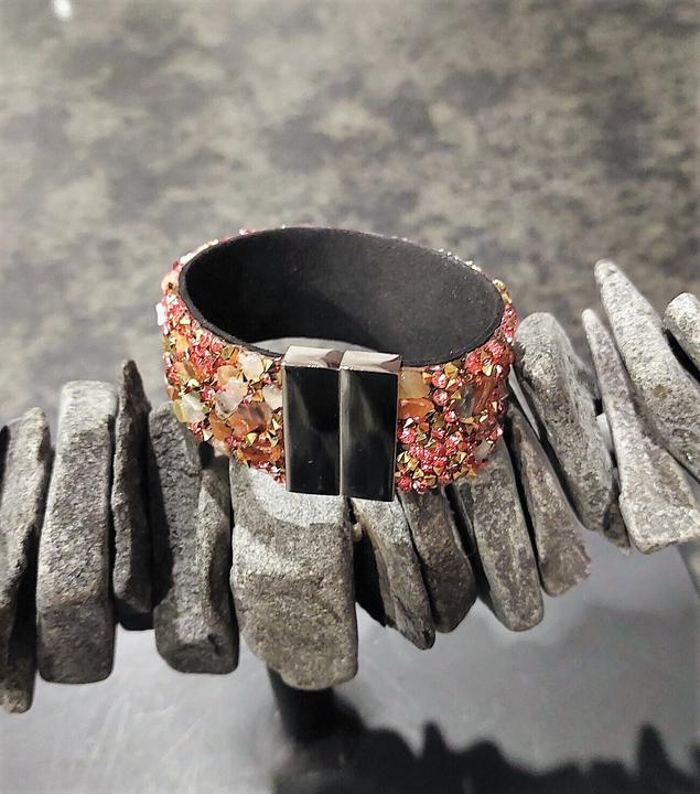 Immagine prodotto Signé Signè Bracciale in pelle con pietre e cristalli sintetici rosa e metallo a cono d'oro No.9 (18.50 cm, Metallo, Vetro, Ottone, Senza piombo, Senza cadmio, cristalli sintetici, Senza nichel)