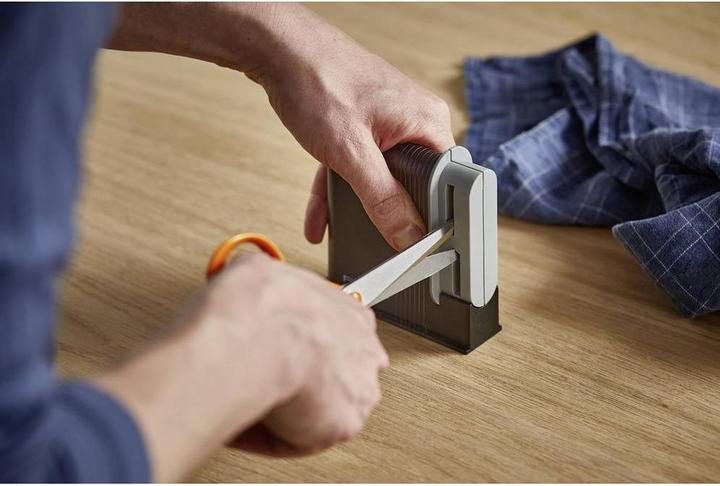 Actual product image Fiskars Clip - Sharp scissors sharpener (22.40 cm)