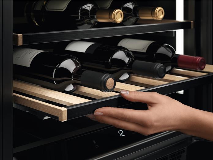 Actual product image AEG AWUS020B5B 5000 wine temperature control cabinet / up to 20 bottles