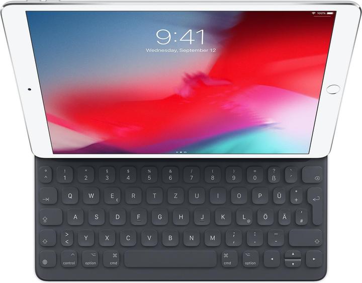Produktbild Apple Smart Keyboard (DE, iPad 2021 (9. Gen), iPad Pro 10.5 2017 (1. Gen), iPad Air 2019 (3. Gen), iPad 2019 (7. Gen), iPad 2020 (8. Gen))