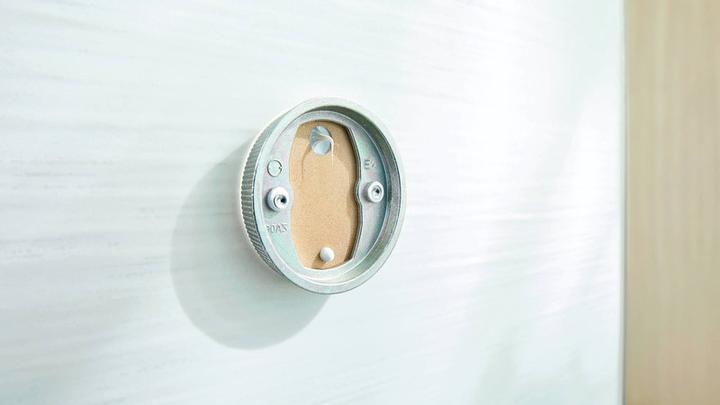 Actual product image tesa SMOOZ soap dispenser incl. adhesive solution without drilling