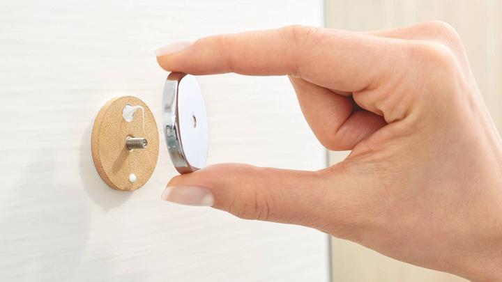 Actual product image tesa SMOOZ towel hook incl. adhesive solution without drilling