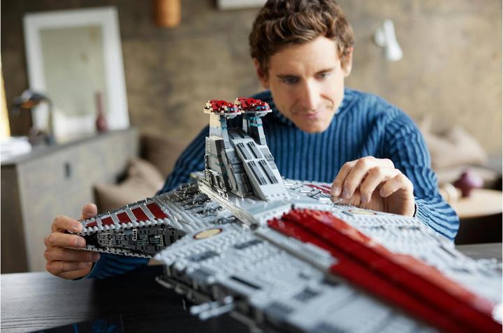 Actual product image LEGO UCS Venator-class Republic Attack Cruiser (75367, LEGO Star Wars, LEGO Rare Sets)