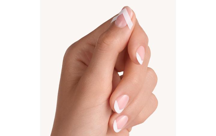 Immagine prodotto essence Manicure francese con stencil 01 Suggerimenti e trucchi francesi (Essiccatore smalto per unghie, Bianco)