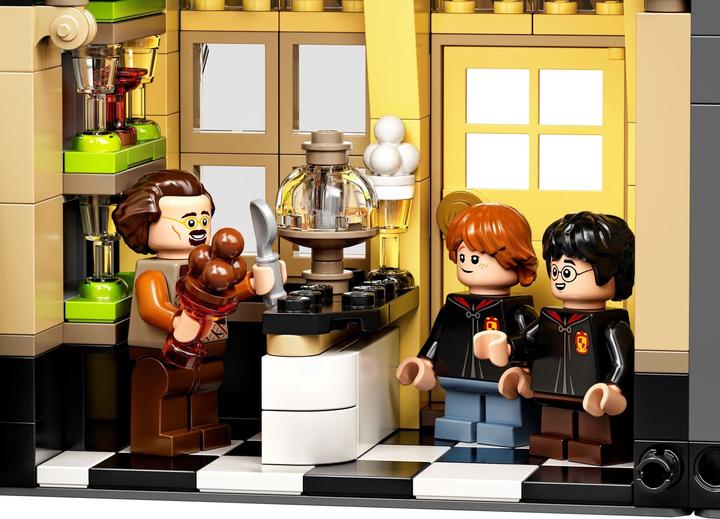 Actual product image LEGO Harry Potter Diagon Alley (75978, LEGO Harry Potter, LEGO Rare Sets)