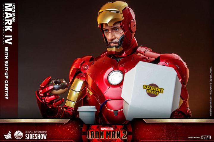 Image du produit Hot Toys Iron Man 2 figurine 1/4 Iron Man Mark IV with Suit-Up Gantry 49 cm