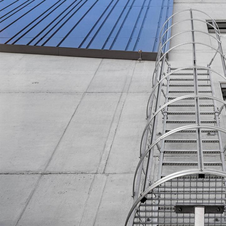 Actual product image Munk Single fixed ladder with back protection (construction) anodised aluminium 7.64m (764 cm)