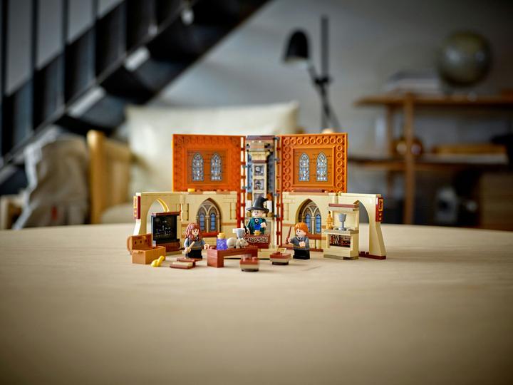 Actual product image LEGO Hogwarts Moment: Transformation Class (76382, LEGO Harry Potter)