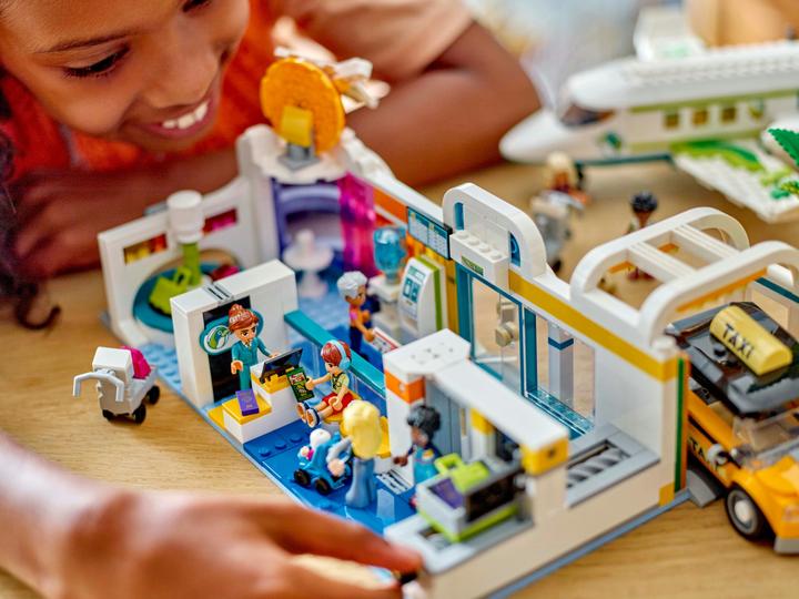 Image du produit LEGO Heartlake City Flughafen mit Flugzeug (42656, LEGO Friends)