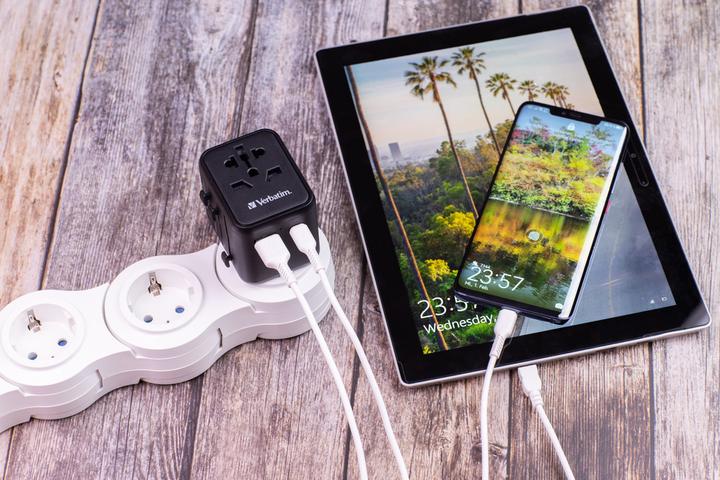 Produktbild Verbatim Universal Travel Adapter with 1 x USB-C PD 20W / 1 x USB-A QC 3.0