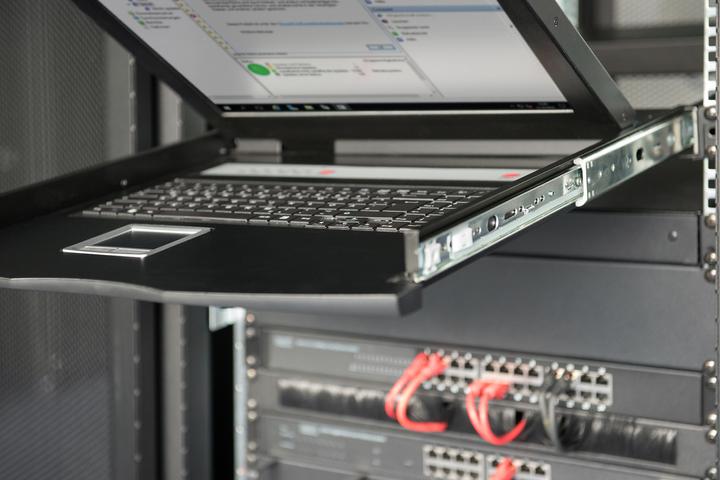 Produktbild Digitus Modulare Konsole mit 17" TFT (43,2cm), 8-Port KVM & Touchpad, US-Tastatur