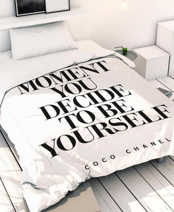 Produktbild Juniqe Beauty Begins - Zitate & Slogans (Bettwäsche Set, 160 x 210 cm, 50 x 60 cm)