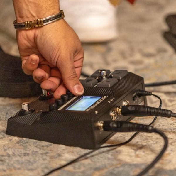 Produktbild Zoom G2 Four Multi-Effekt-Gerät mit Klinkenkabel (Bass, Gitarre)