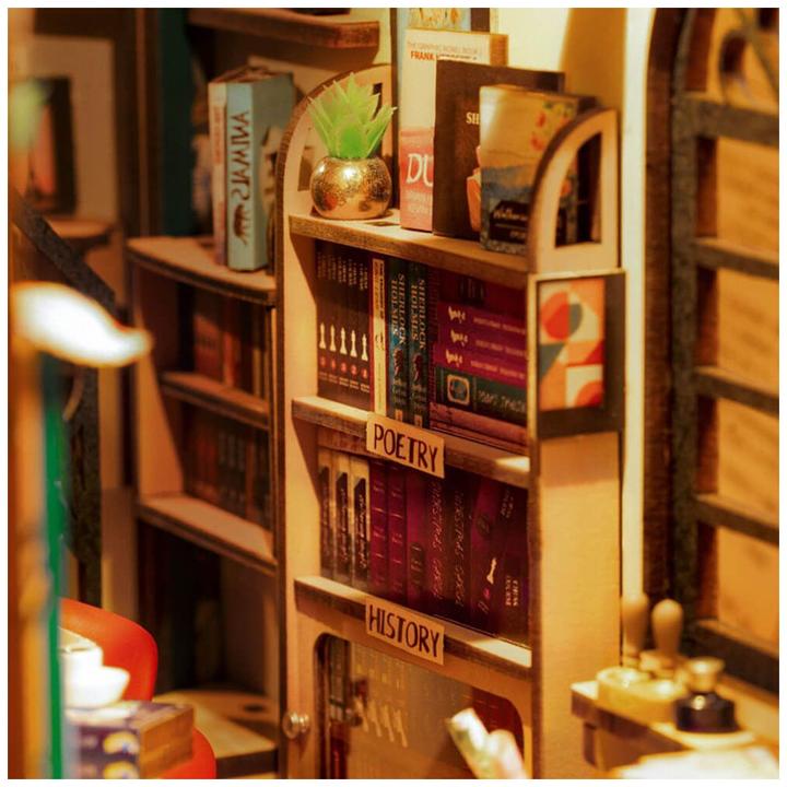 Actual product image Robotime Model kit 'Bookstore'