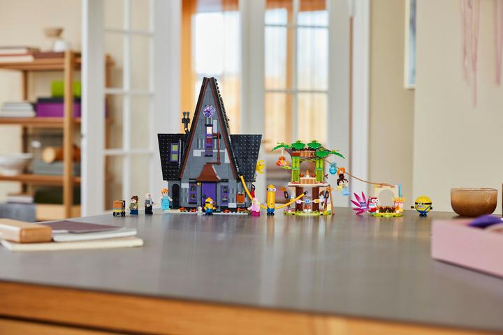 Actual product image LEGO Family villa of Gru and the Minions (75583, LEGO Minions)