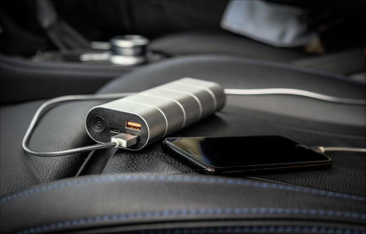 Actual product image Verbatim Powerbank grey/silver metal QC3 & USB-c (20000 mAh, 74 Wh)